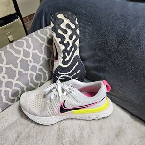 Nike Men’s White Running Shoes with Pink and Neon Yellow Highlights